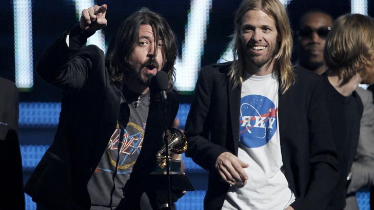 PRISRAS: Dave Grohl, her med Foo Fighters-kollega Taylor Hawkins (til h�yre) sveipet med seg fem priser i nattas Grammy-utdeling i Staples Center i Los Angeles. Foto: Scanpix