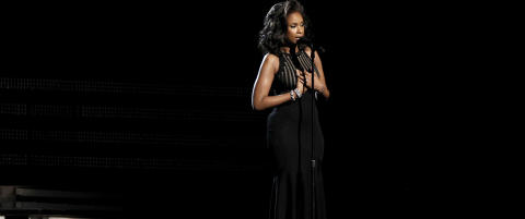 En tydelig preget Jennifer Hudson sang for Whitney
