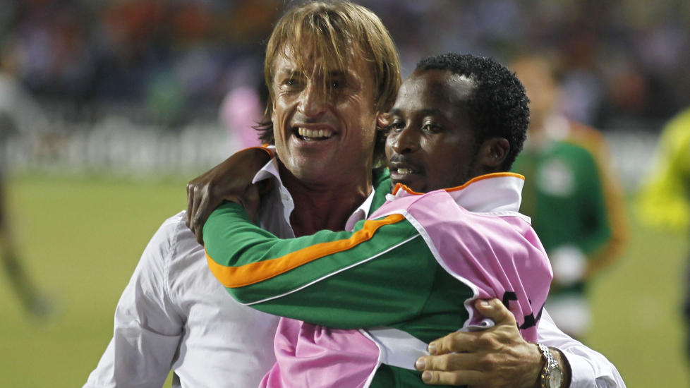 HELT: Zambia-trener Herve Renard dediserte seieren i Afrikamesterskapet til fotballpresident Kalusha Bwalya, som unnslapp flystyrten i 1993 fordi han kj�rte bil.Foto: SCANPIX/REUTERS/Louafi Larbi
