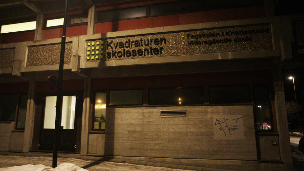 OMKOM UNDER SKOLETUR:  En elev mistet livet og en annen ble hardt skadet i en bilulykke i Keny s�ndag. Elvene var studenter p� Kvadraturen skolesenter og var del av en gruppe med �tte elever og tre l�rere. Gruppen var en del av elektroavdelingen p� skolen. Foto: Tor Erik Schr�der / Scanpix