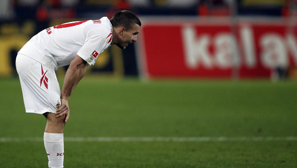 FRUSTRERT: Lukas Podolski kan ikke bidra p� banen for K�ln for tida, men har gjort sitt for � fyre opp stemninga utenfor.Foto: SCANPIX/REUTERS/Alex Domanski