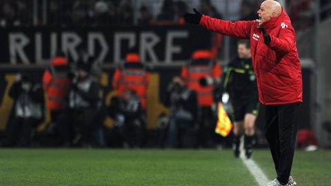 SKJ�NNER STJERNEN: St�le Solbakken mener det er naturlig at Podolski vurderer framtiden som verdensstjerne p� et lag p� nedre halvdel av tabellen.Foto: SCANPIX/AFP/PATRIK STOLLARZ