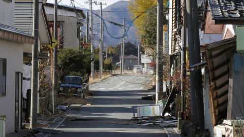 TOMME GATER: En forlatt gate i byen Okuma, mens evakuerte innbyggere bes�ke hjemmene sine. Foto: Kim Kyung-Hoon/Reuters/Scanpix