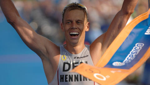 FJERDEMANN: Danske Rasmus Henning synes ikke det er flaut � bli sl�tt av Armstrong, men reagerer p� at tettrioen ikke ble doptestet etter l�pet.Foto: SCANPIX/AP/ITU, Delly Carr