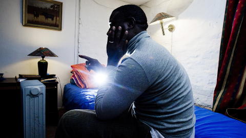 BER TIL GUD: - Mitt st�rste �nske er � familien hit til Norge, men for at det skal skje m� jeg kunne ha en normal l�nn. Jeg ber Gud om at s� skal skje, sier renholderen, som fikk hjelp av den katolske kirkes bistandsorganisasjon Caritas til � komme i kontakt med NAF. Foto: BJ�RN LANGSEM/DAGBLADET