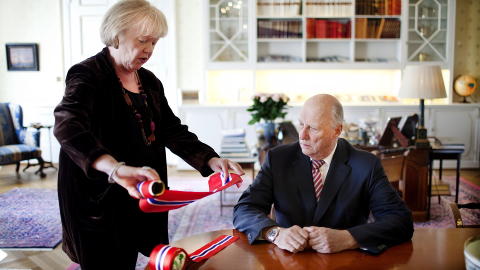 SL�YFER INGENTING: Kong Harald tar selv stilling til alt fra hvor lang programtid han skal ha p� hver enkelt jobb til hvor tjukke sl�yfeb�ndene p� blomsterbukettene skal v�re. Kabinettsekret�r Berit Tverland tar seg av det praktiske. Foto: Agnete Brun / Dagbladet