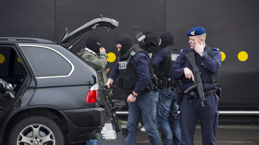 BOMBEFRYKT: Spesialstyrker gj�r seg klare til � g� inn p� Schipol i dag, etter at flyplassen mottok en bombetrussel. FOTO: MARCEL ANTONISSE/AFP/Scanpix
