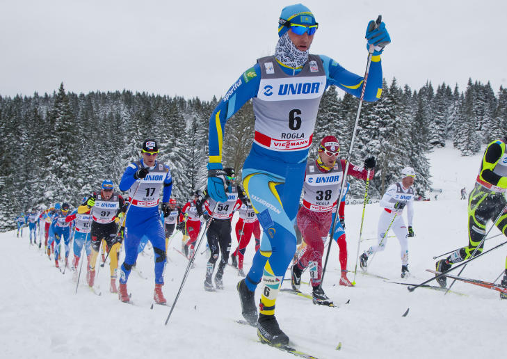 HARDHENDT: Aleksej Poltoranin likte d�rlig at Niklas Dyrhaug pr�vde � presse seg inn, og svarte med et slag. Foto: AFP PHOTO / JURE MAKOVEC