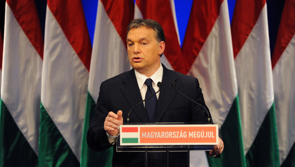 ST�R STERKT: Statsminister Viktor Orb�n holdt tale til ungarerne i Budapest forrige uke. �N�r Orban kritiseres av EU og USA, framst�r han som en forfulgt uskyldighet, og det styrker hans stilling i det ungarske folk,� skriver kronikkforfatteren. Foto: Attila Kisbenedek/AFP/Scanpix