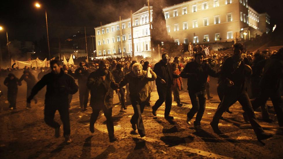 UR�D: Oppr�rte grekere utenfor parlamentet p� Syntagma-torget. De sliter med � betale fedrenes og m�drenes overforbruk.Foto: AFP/ Angelos Tzortzinis