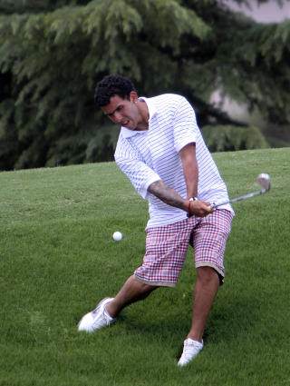 MER GOLF ENN FOTBALL: R�dgiver Paul McCarthy sier Tevez vil trenge noen uker p� � komme i form. Foto: REUTERS/Mariano Paiz