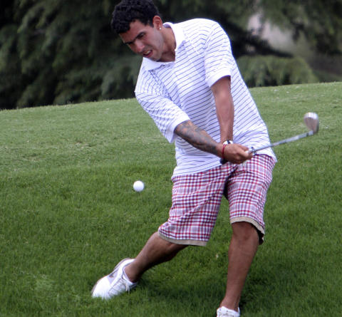 EKSILGOLFEREN: Carlos Tevez fotografert på golfbanen i desember mens han var på tjuvperm hjemme i Argentina. Dagens feiring var mest sannynlig et lekent slag til alle som har kritisert ham for blant annet dette. Foto: Mariano Paiz, Reuters / NTB Scanpix EKSILGOLFEREN: Carlos Tevez fotografert på golfbanen i desember mens han var på tjuvperm hjemme i Argentina. Dagens feiring var mest sannynlig et lekent slag til alle som har kritisert ham for blant annet dette. Foto: Mariano Paiz, Reuters / NTB Scanpix