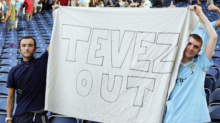 TILGIR TEVEZ?: Manchester City-fansen har v�rt tydelige p� hva de �nsker: Ut med Tevez. Foto:   EPA/LINDSEY PARNABY