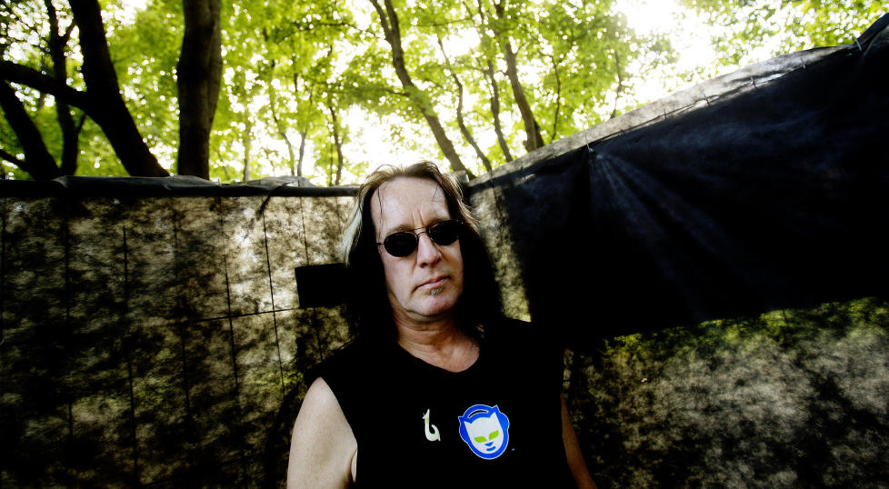 GUBBEN MOT STR�MMEN: Todd Rundgren, her med Napster-t-skjorte under Norwegian Wood-festivalen i 2009, er tilbake i landet i helga. I et eksklusivt intervju med Dagbladet lover han solokonserter med b�de velkjent stoff og �mer s�rt materiale for komplettistene i salen�. Foto: Scanpix