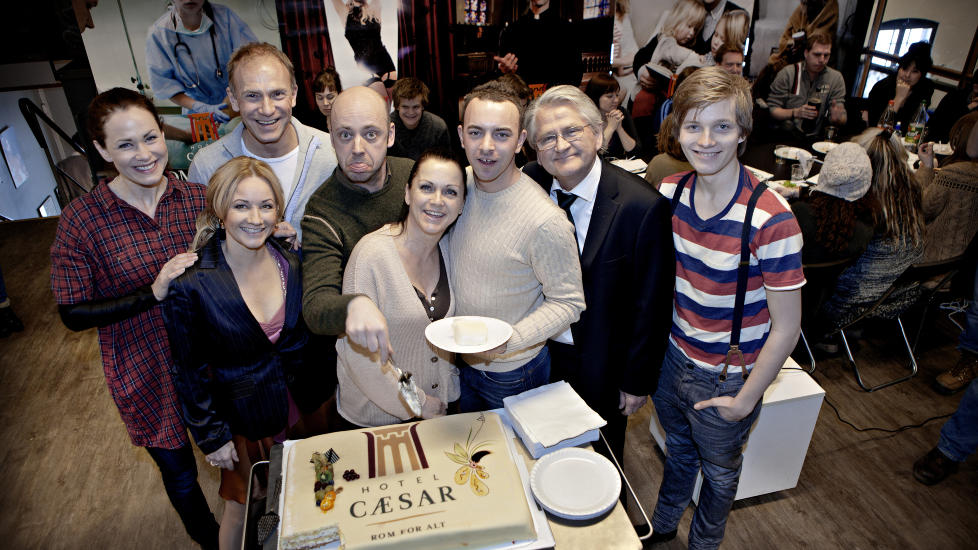 FEIRET: God stemning p� �Hotel C�sar�-settet i g�r da skuespillerne feiret seg selv med kake. Fra venstre Elin Sogn (Julie Anker-Hansen), Rudi Claes (Eva Rosenkrantz),
Christer Tornell (ikke v�rt p� skjerm), Nikis Theophilakis (Pelle
Krokstad), Hilde Lyr�n (Monica Nyman), Kim-Daniel Sannes (Storm Liland
Anker-Hansen), Nils Vogt (Arnfinn Lycke) og Mathias Augestad Ambj�r
(M�ne Anker-Hansen)
Foto: Lars Eivind Bones / Dagbladet