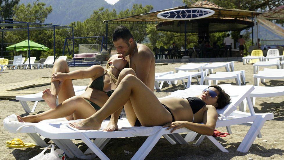 FL�RT I SOLA: Nesten hver tredje nordmann synes det er enklere � fl�rte i utlandet, og fire av ti fl�rter aktivt n�r de er p� utenlandsferie, viser en unders�kelse blant brukerne av reises�ktjenesten Reisefeber. Illustrasjonsfoto: H�KON MOSVOLD LARSEN/SCANPIX