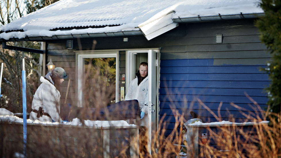  SAMBOERE HALVANNET �R:  Den drepte tyskeren blir tatt ut fra huset i Vestby s�ndag. Den drapssiktede kvinnen har erkjent at hun var den direkte �rsaken til at samboeren d�de. FOTO: TORBJ�RN GR�NNING/DAGBLADET.