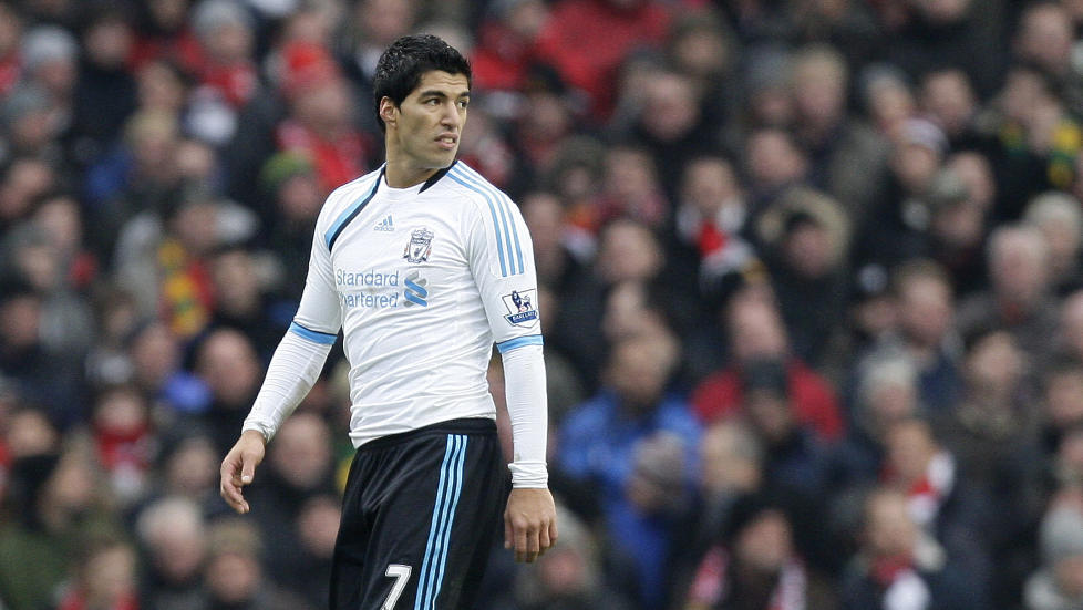 BEKYMRER SPONSOREN: Standard Chartered, som betaler omkring 180 millioner kroner i �ret for � ha navnet sitt p� draktene til Liverpool, har uttrykt bekymring overfor klubben etter at Luis Suarez ikke ville ta Patrice Evra i h�nda p� l�rdag. Foto: Jon Super, AP/Scanpix