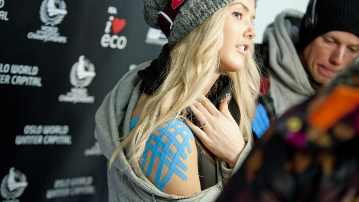BL� TEIP: Silje Norendal viser fram den teipede skulderen. Foto: Thomas Rasmus Skaug, Dagbladet