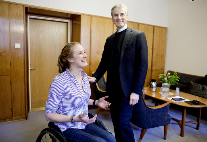 INGEN GRENSER: 
- Du er en stor inspirasjon for mange, og jeg tror vi som politikere har mye � l�re av deg, sa Jonas Gahr St�re til Birgit R�kkum Skarstein da de m�ttes p� Stortinget i g�r. Foto: Espen R�st / Dagbladet