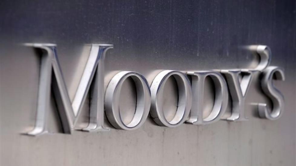 NEDGRADERER:  Moody's senker kredittverdigheten til en rekke land. Foto: EPA/ANDREW GOMBERT/Scanpix