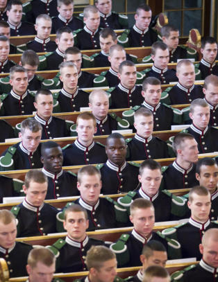 - Forsvaret m� tiltrekke seg de dyktigste