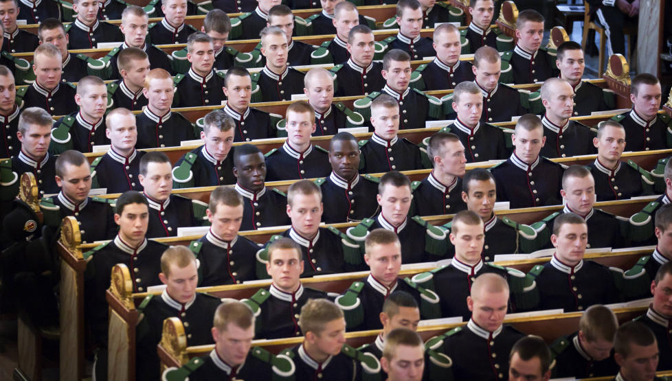 VIL HA DE BESTE: Bildet er fra gardens julegudstjeneste. �Hvert �r trengs det om lag 10 000 vernepliktige i Norge og Forsvaret m� tiltrekke seg de dyktigste. Halvparten av disse er kvinner�, skriver artikkelforfatteren. Foto: Heiko Junge / Scanpix