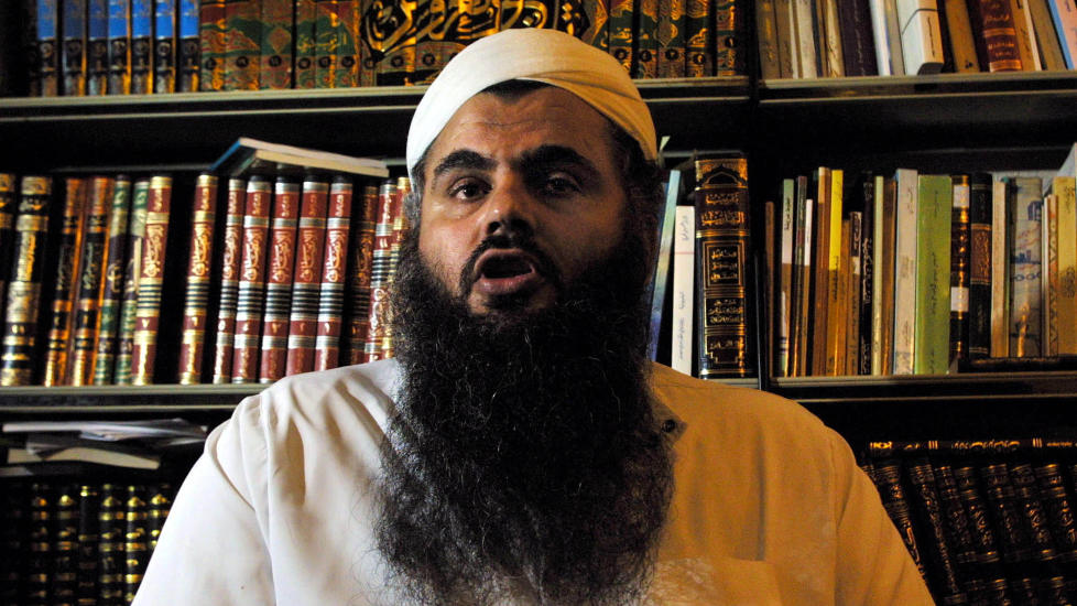 L�SLATT: Sjeik Omar Mahmood Abu Omar, kjent som Abu Qatada, er her fotografert i sitt hjem i Nord-London i oktober 2001. Foto: AP/SCANPIX
