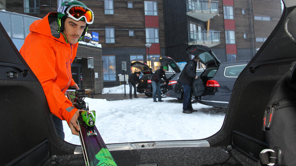 PRAKTISKE: Hvem trenger takstativ? Med setene felt ned har Dan Roger Vestli (28) ingen problemer med � f� slal�mskiene og annet utstyr inn i bagasjerommet p� Hyundai i40. 
Foto: TERJE BJ�RNSEN