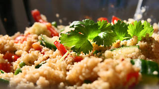 MIDDAGSKOSHer har du oppskrift p� couscous - dobbelt s� raskt som pasta.  Foto: Erik Hannemann