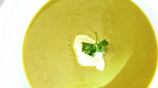 ERTELYSTEN: Enkel ertesuppe med cr�me fra�che. Foto: Erik Hannemann