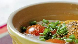 KOKETT COCOTTE: En liten herlig pariserrett med egg i form. Foto: Clotilde Dusoulier
