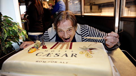 FEIRER: Kreativ produsent Tom Sterri feirer ny logo og nytt slagord for �Hotel C�sar�. Foto: Lars Eivind Bones / Dagbladet
