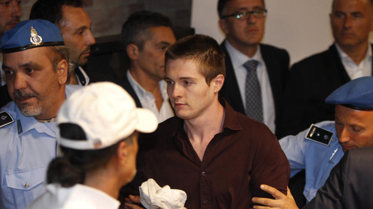 KJ�RESTEN: Raffaele Sollecito var Amanda Knoxs kj�reste, og ble sammen med Knox d�mt for drapet p� Kercher, og senere frikjent. Her blir han f�rt ut fra rettetn i 2009. Foto: Scanpix/AP Photo/Pier Paolo Cito
