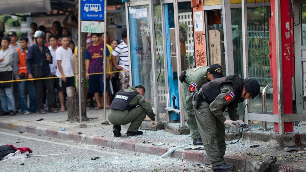TRE EKSPLOSJONER: To personer er p�grepet etter tre eksplosjoner i den thailandske hovedstaden i dag. Fem personer ble skadd. Foto: AFP PHOTO / Nicolas Asfouri / Scanpix