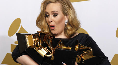 STORVINNER: Under Grammy Awards tidligere i februar, vant Adele hele seks priser. Foto: Lucy Nicholson / Reuters / Scanpix