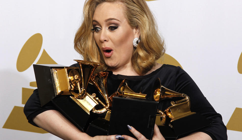 TILBAKE IGJEN?: Om det er feilsitering eller kalde f�tter vites ikke, men det kan virke som at Adele ikke forsvinner fra rampelyset med det f�rste likevel. Foto: Scanpix