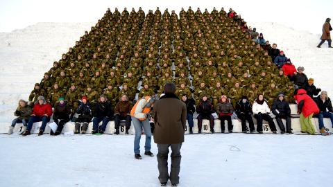 KALD AFF�RE: Deltakerne i bildespillet hadde to �vingskvelder forut for oppsetningen under Barents Spektakel i Kirkenes. �vingene i uka f�r festivalen var en kald aff�re, med tre-timers �kter i over 20 minusgrader for de 256 deltakerne. Foto: Bj�rn S. Kristiansen