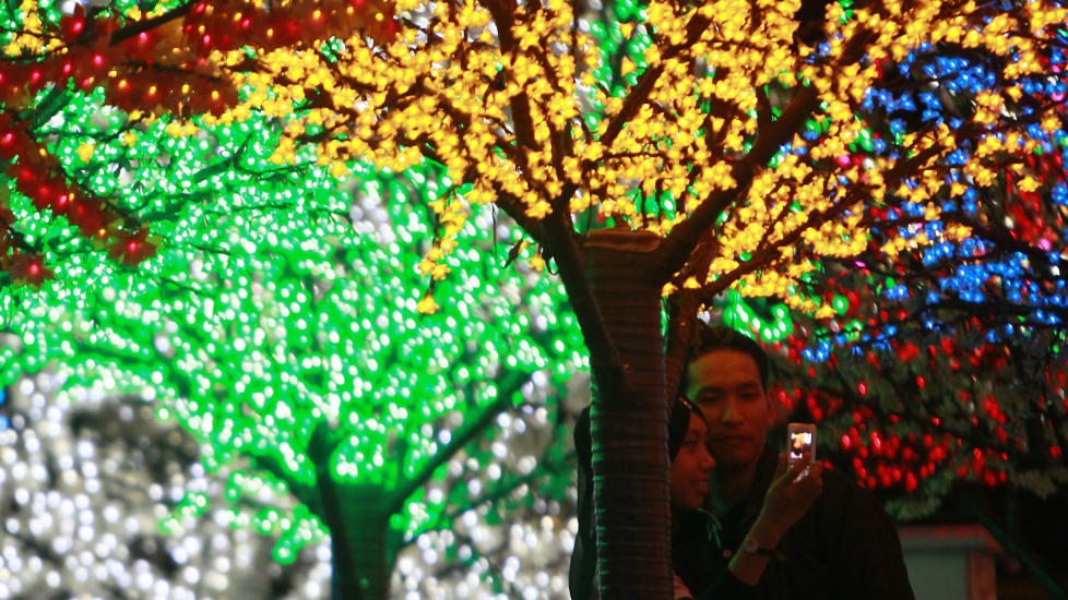 HJERTER: Her tar et muslimsk par bilde sammen p� �Million Lights, Million Hearts�-utstillingen, som er satt opp i anledning valentinsdagen, utenfor Kuala Lumpur i Malaysia. Foto: SCANPIX/REUTERS/Samsul Said