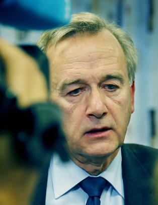 Mener riksadvokaten b�r vurdere sin stilling