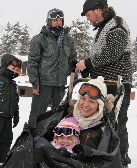 KLAR FOR TUR: Niklas Ulfstedt (t.h.) er klar for � ta et nytt turf�lge med ut p� hundesledetur. Foto: ODD ROAR LANGE