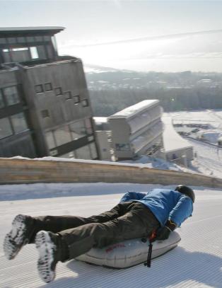 Du ligger p� magen med hodet f�rst i 90 km/t