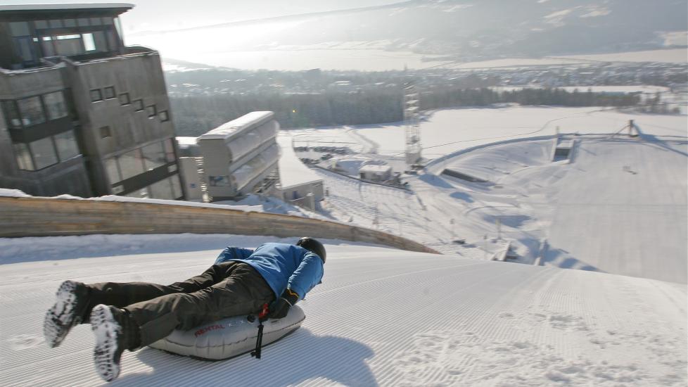 MAGESUG: Sett utfor Lysg�rdsbakken p� Lillehammer - p� magen og med nesa vendt nedover - hvis du t�r. Alle foto: ODD ROAR LANGE