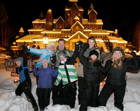 VINTERGLEDE: Vinterparken i �yer er klar for sesongen. Ute er det vintergleder. Inne i slottet kan du pr�ve magesuget i Trollfallet. Foto: ODD ROAR LANGE