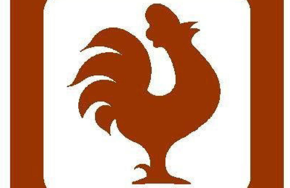 SKILT: Hanen er det siste av serviceskiltene og har betegnelsen 650.40 Gardsmat /Bygdeturisme. Foto: OLE JONNY TRANGSRUD