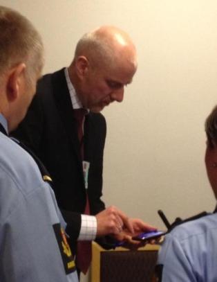 Her beslaglegger PST telefoner i Krekar-rettssalen
