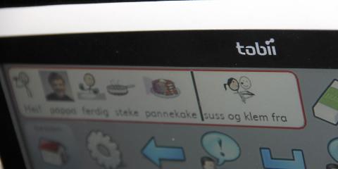 SMS: Via Tobii sender Hanne en sms og bestiller pannekaker av pappa Steinar Olsen som er p� kj�kkenet. Foto: Bj�rg Hexeberg Staveli