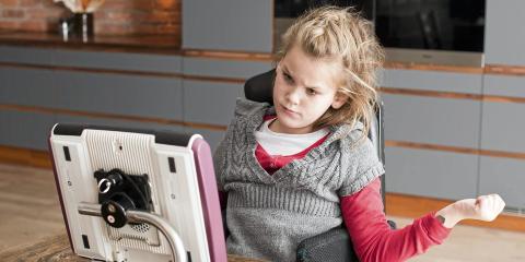 VIKTIG KOMMUNIKASJON: Det � kunne bruke spr�ket og f� kommunisere sine tanker og f�lelser til familie og venner er helt avgj�rende for barnets utvikling. Hanne gj�r ogs� lekser via Tobii. Foto: Bj�rg Hexeberg Staveli