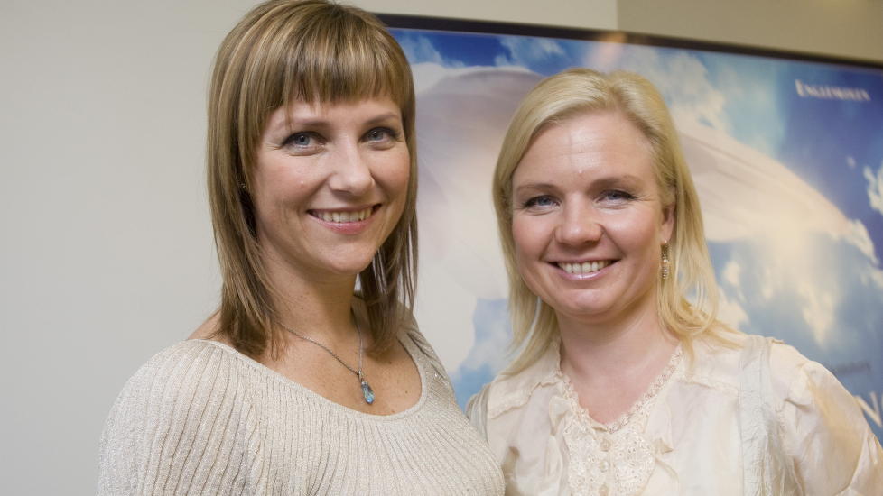  UTE MED NY BOK: Prinsesse M�rtha Louise og Elisabeth Samn�y gir i dag ut boka �Englenes hemmeligheter�, oppf�lgeren til 
�M�t din Skytsengel�. Foto: Terje Bendiksby / Scanpix .