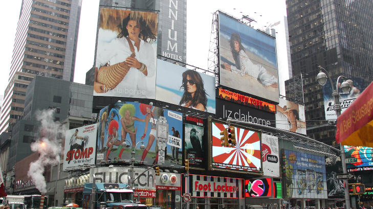 KJENT FJES: Cindy Crawford har prydet reklameplakatene ved Times Square en rekke ganger. Her fra 2006, hvor hun deltok i en kampanje for Liz Claibornes. Foto: Stella Pictures
